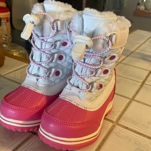 Toddler girls size 7 T totes pink and white snow boots